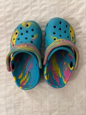 CROCS Kids Tie-Dye-Pattern Clog in Blue, Pink & Yellow